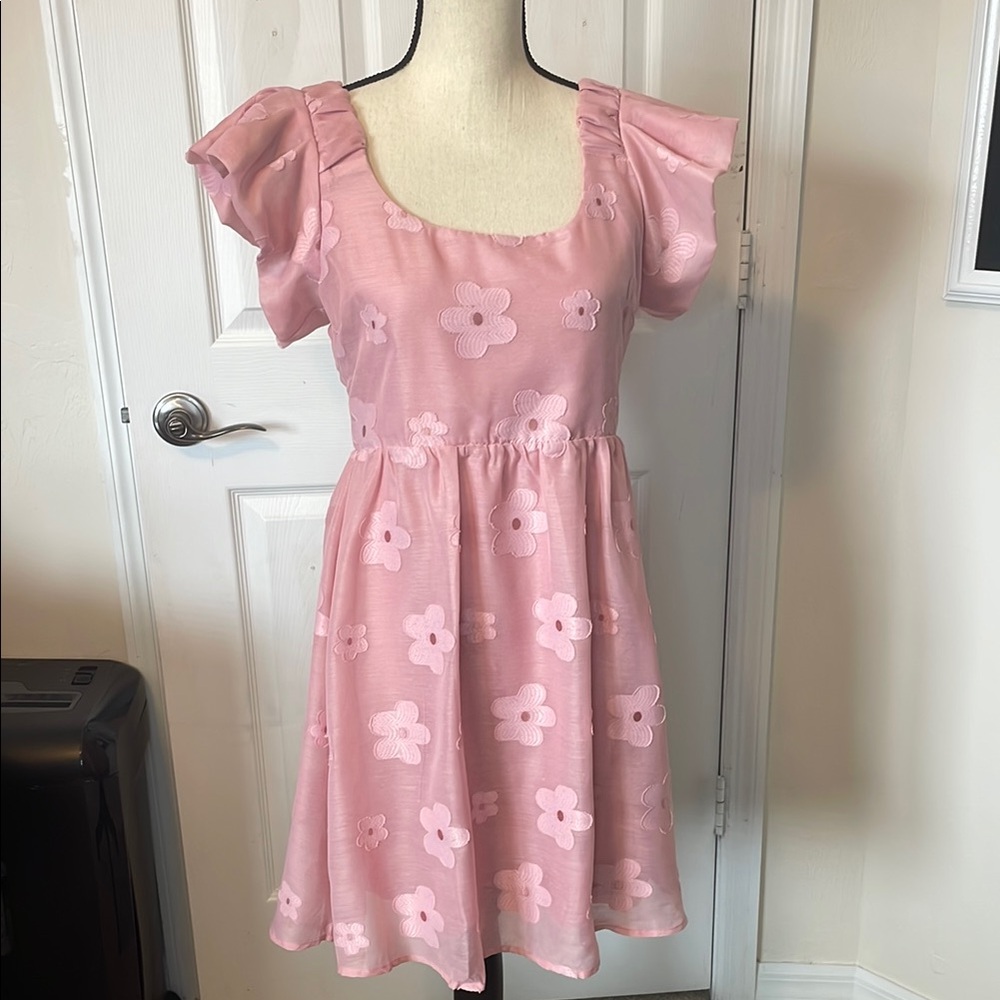 NWT NEW IN PINK FLORAL KIDS DRESS. SIZE MEDIUM.